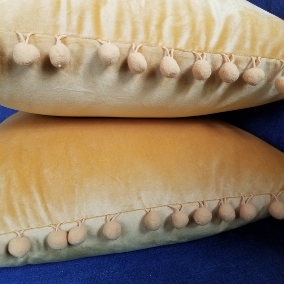 🌻NEW🌻 2 Velvet Pom Pom Cushion Covers, Gold - Picture 3 of 5